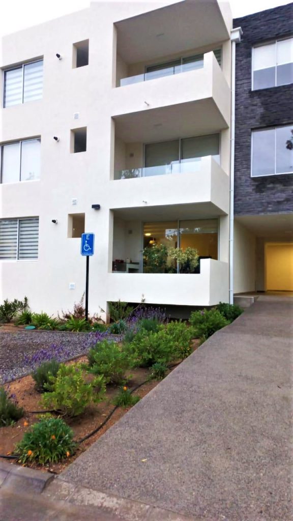 Fachada de condominio Jardines de la Candelaria en Algarrobo, venta de departamento en primer piso.